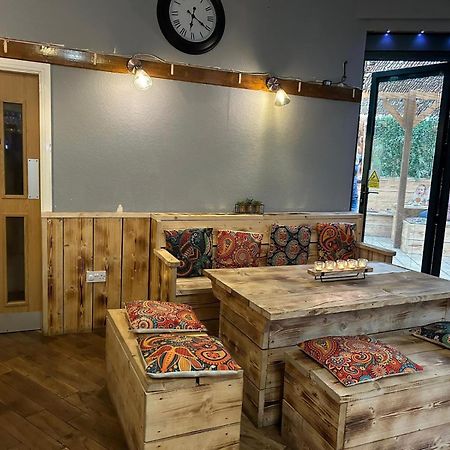 Black Bull Retreat, Barmston With Private Hot Tubs Driffield Bagian luar foto