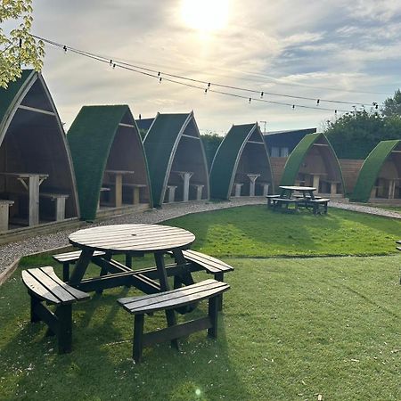 Black Bull Retreat, Barmston With Private Hot Tubs Driffield Bagian luar foto