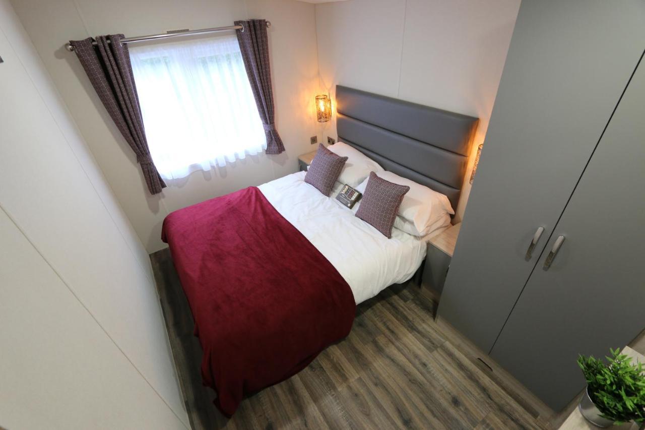 Black Bull Retreat, Barmston With Private Hot Tubs Driffield Bagian luar foto