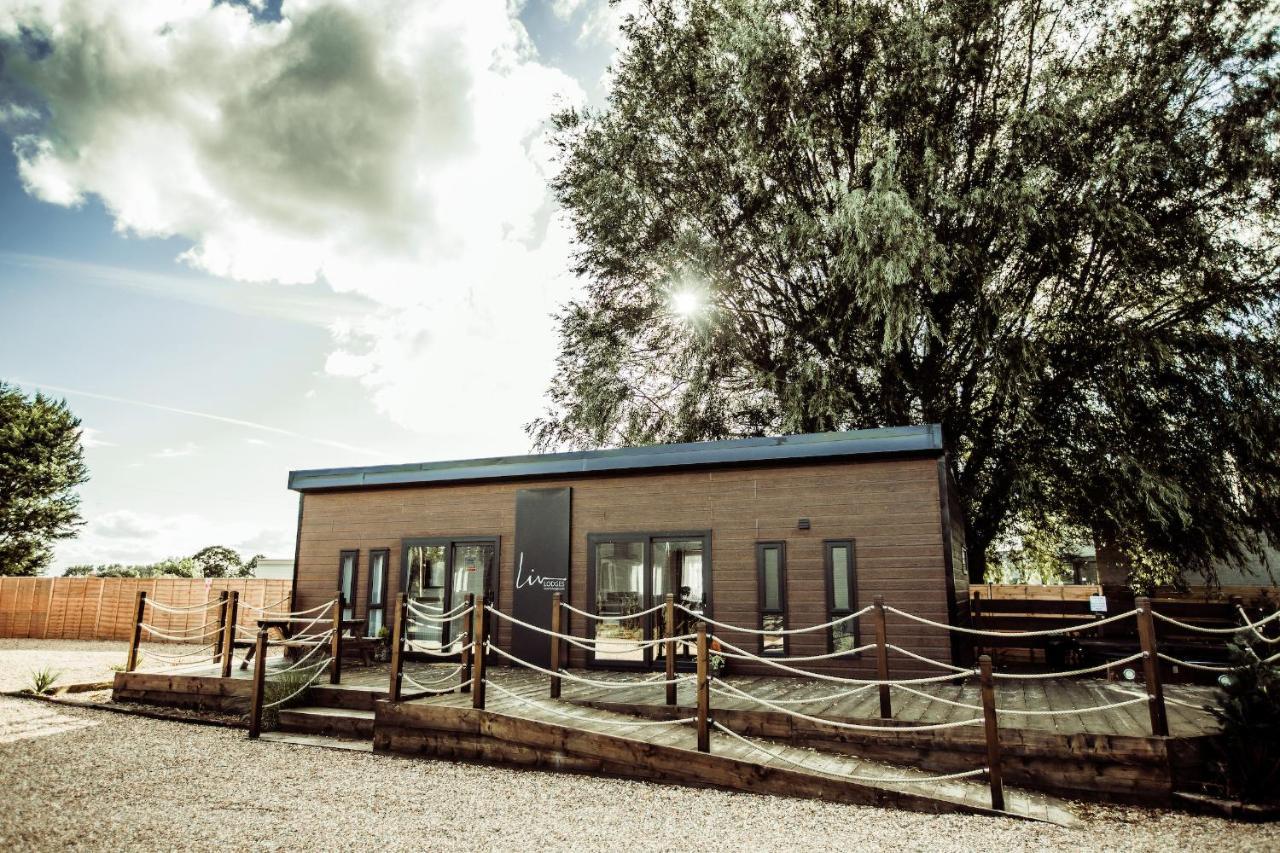 Black Bull Retreat, Barmston With Private Hot Tubs Driffield Bagian luar foto
