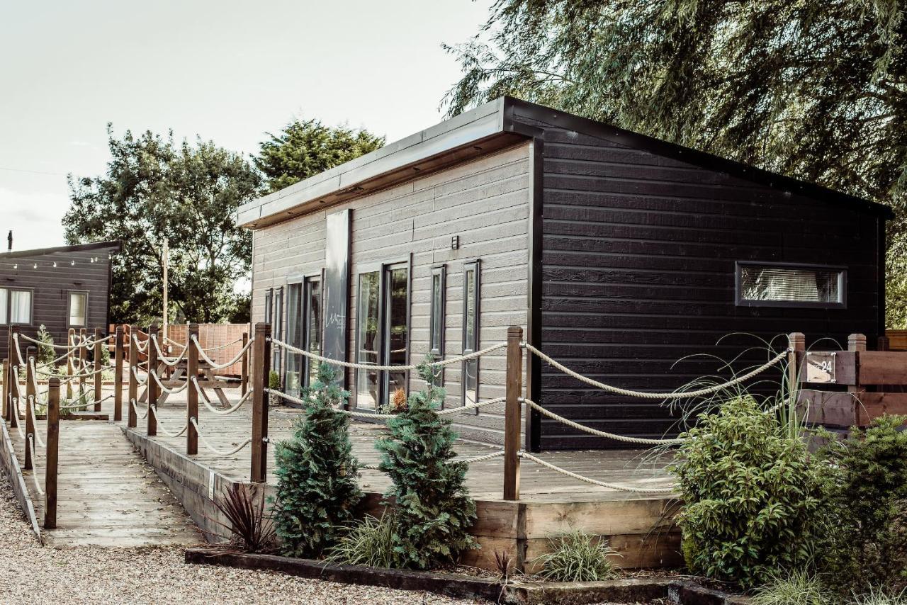 Black Bull Retreat, Barmston With Private Hot Tubs Driffield Bagian luar foto