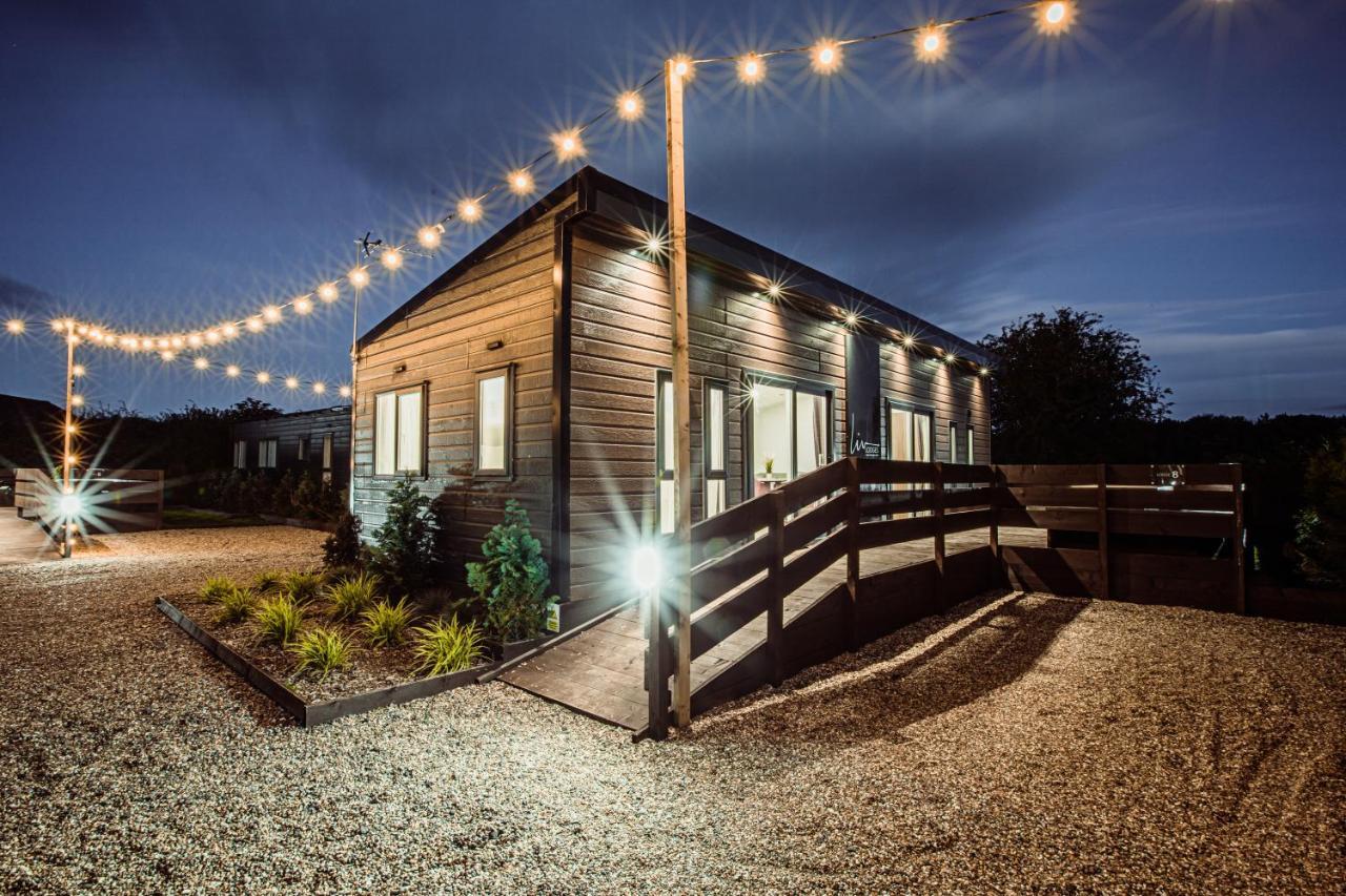 Black Bull Retreat, Barmston With Private Hot Tubs Driffield Bagian luar foto