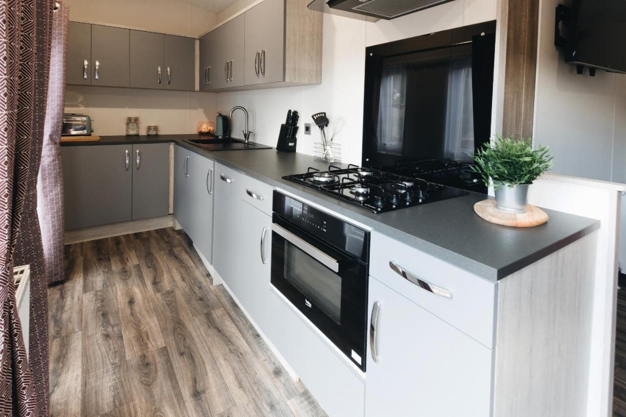 Black Bull Retreat, Barmston With Private Hot Tubs Driffield Bagian luar foto