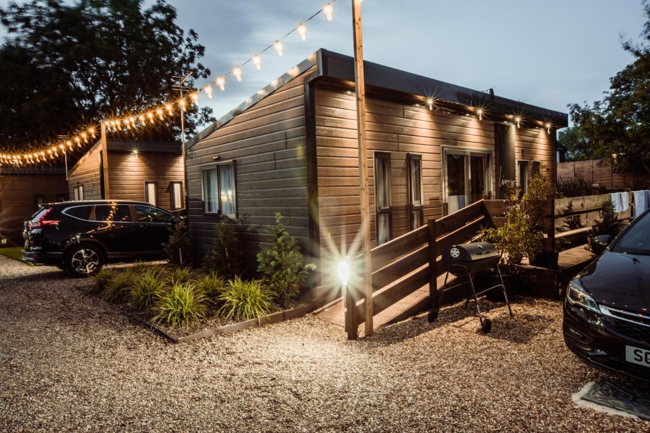 Black Bull Retreat, Barmston With Private Hot Tubs Driffield Bagian luar foto