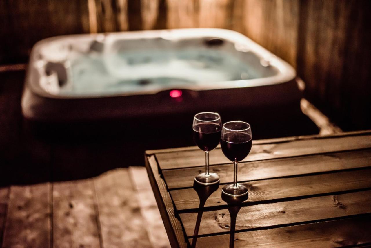 Black Bull Retreat, Barmston With Private Hot Tubs Driffield Bagian luar foto
