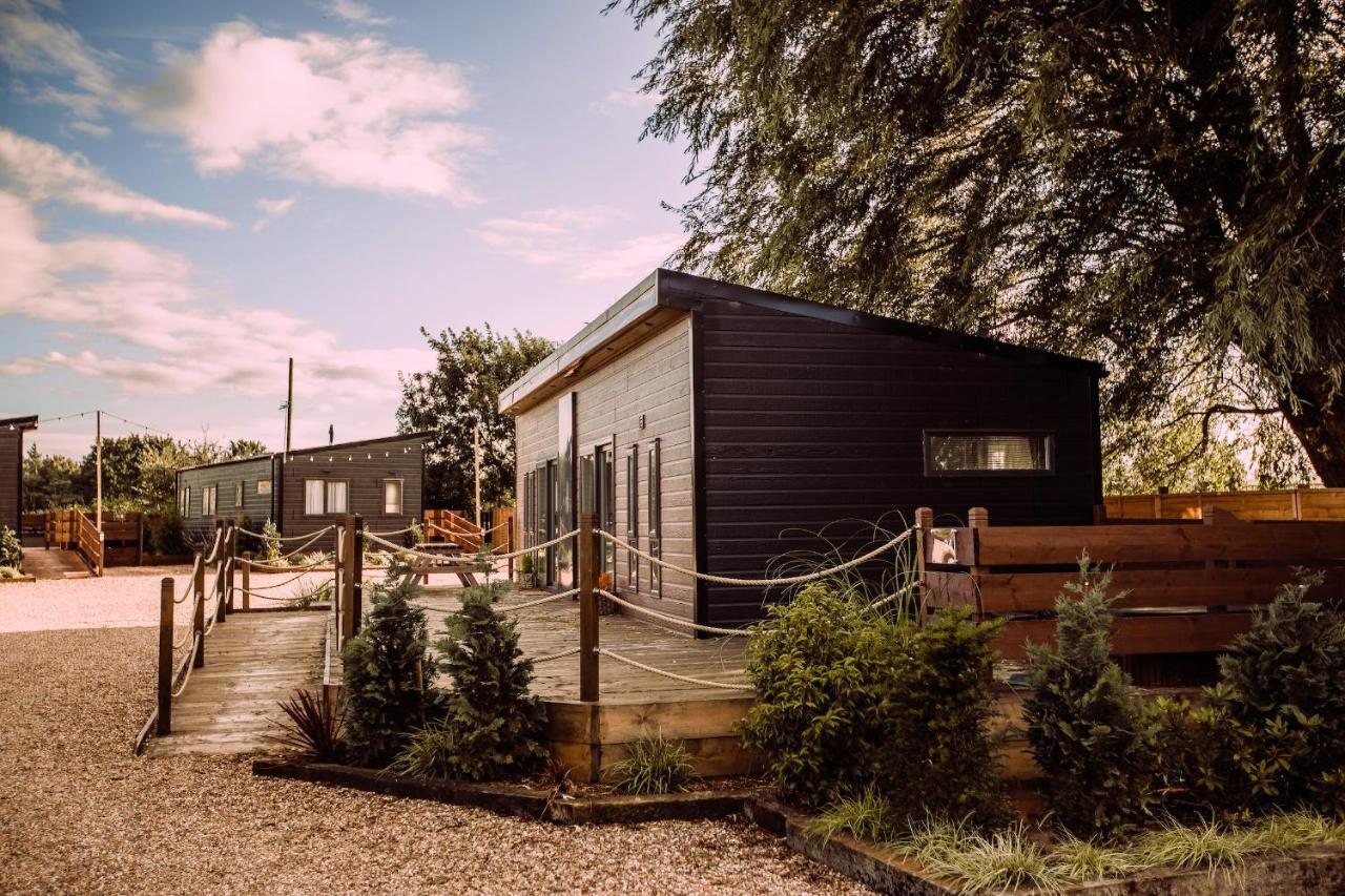 Black Bull Retreat, Barmston With Private Hot Tubs Driffield Bagian luar foto