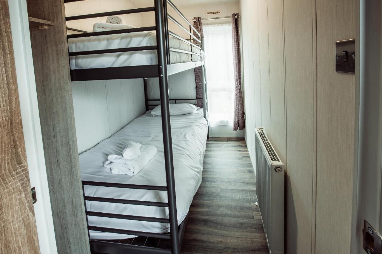 Black Bull Retreat, Barmston With Private Hot Tubs Driffield Bagian luar foto