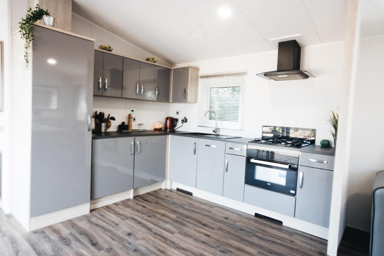 Black Bull Retreat, Barmston With Private Hot Tubs Driffield Bagian luar foto