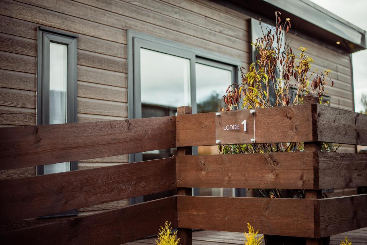 Black Bull Retreat, Barmston With Private Hot Tubs Driffield Bagian luar foto