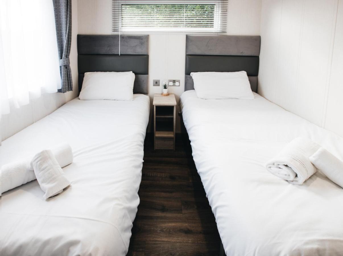 Black Bull Retreat, Barmston With Private Hot Tubs Driffield Bagian luar foto