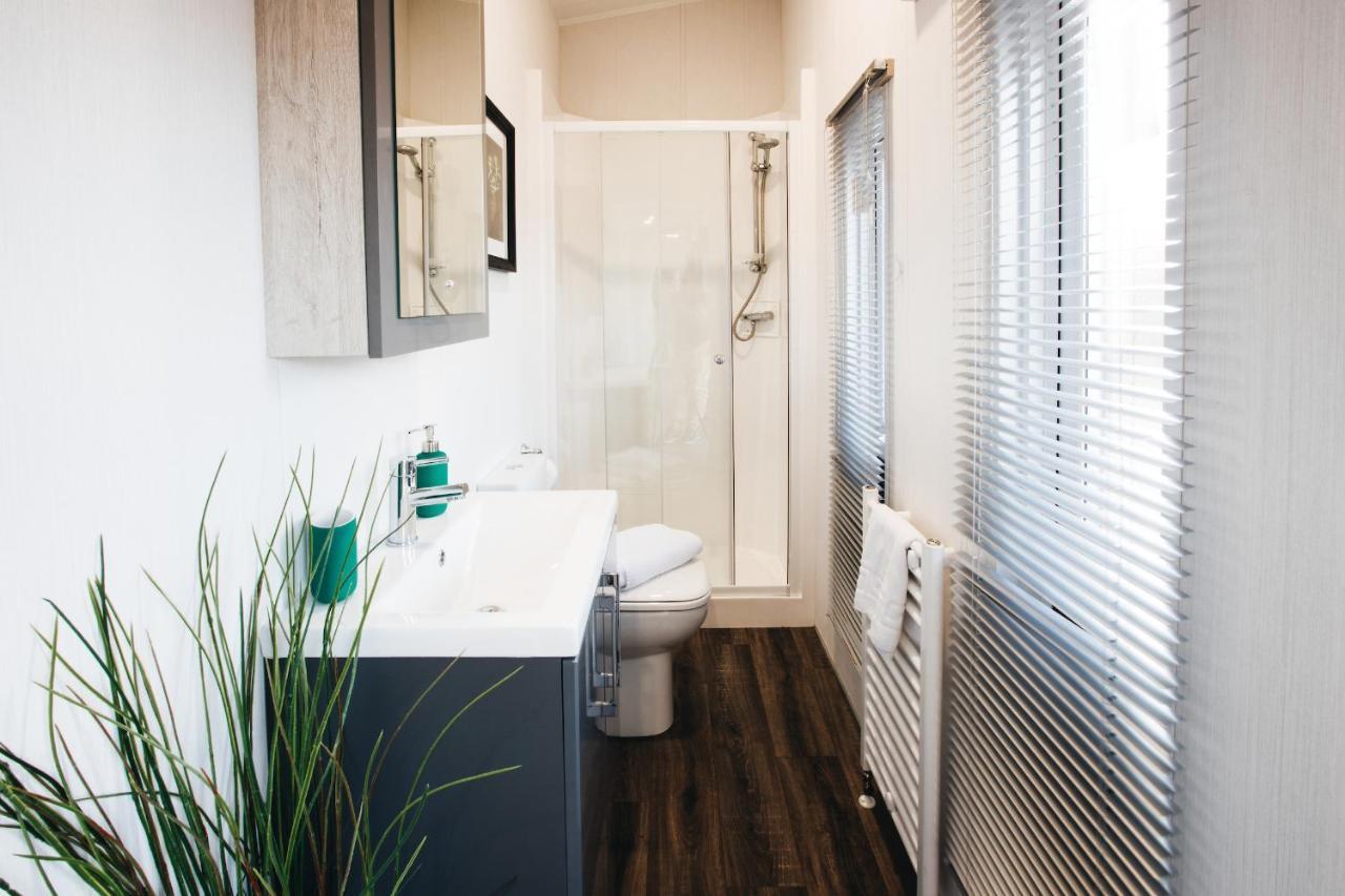 Black Bull Retreat, Barmston With Private Hot Tubs Driffield Bagian luar foto