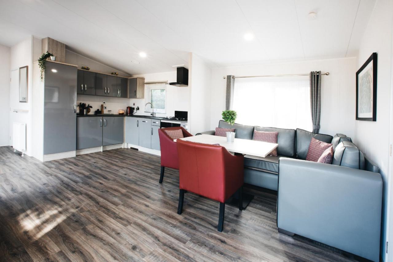 Black Bull Retreat, Barmston With Private Hot Tubs Driffield Bagian luar foto