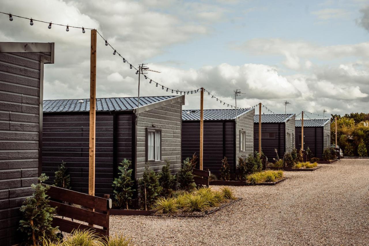 Black Bull Retreat, Barmston With Private Hot Tubs Driffield Bagian luar foto