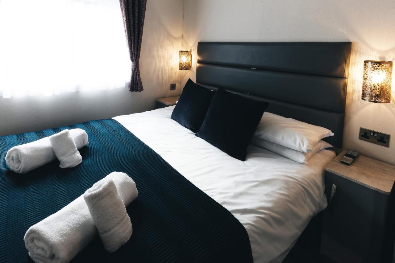 Black Bull Retreat, Barmston With Private Hot Tubs Driffield Bagian luar foto