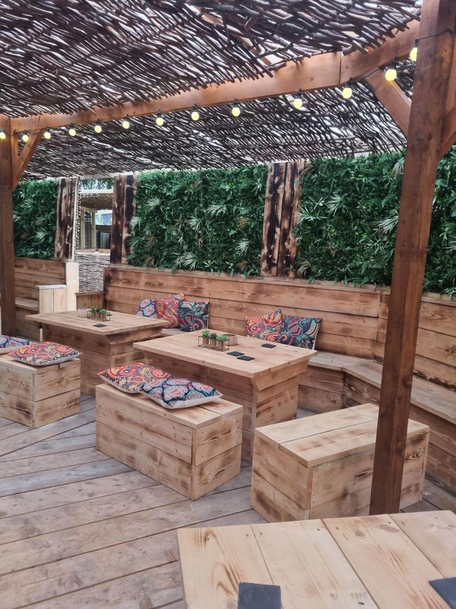 Black Bull Retreat, Barmston With Private Hot Tubs Driffield Bagian luar foto