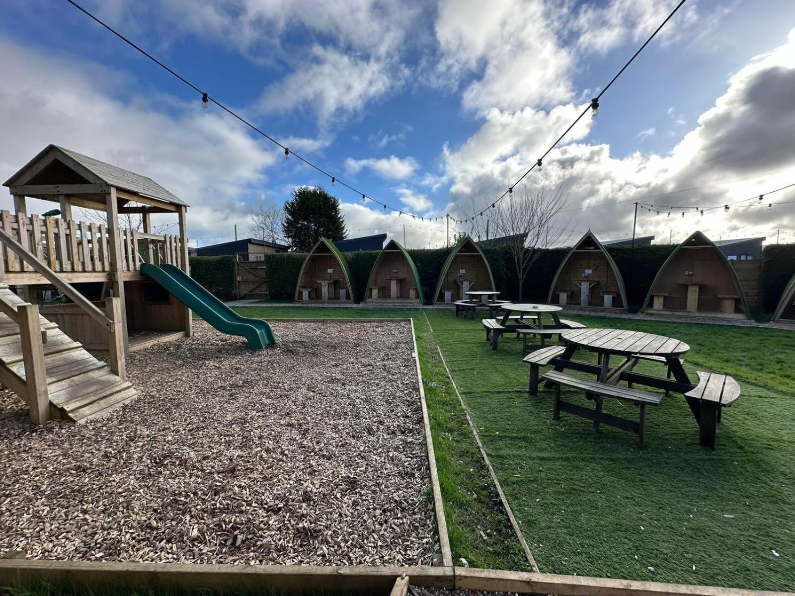 Black Bull Retreat, Barmston With Private Hot Tubs Driffield Bagian luar foto