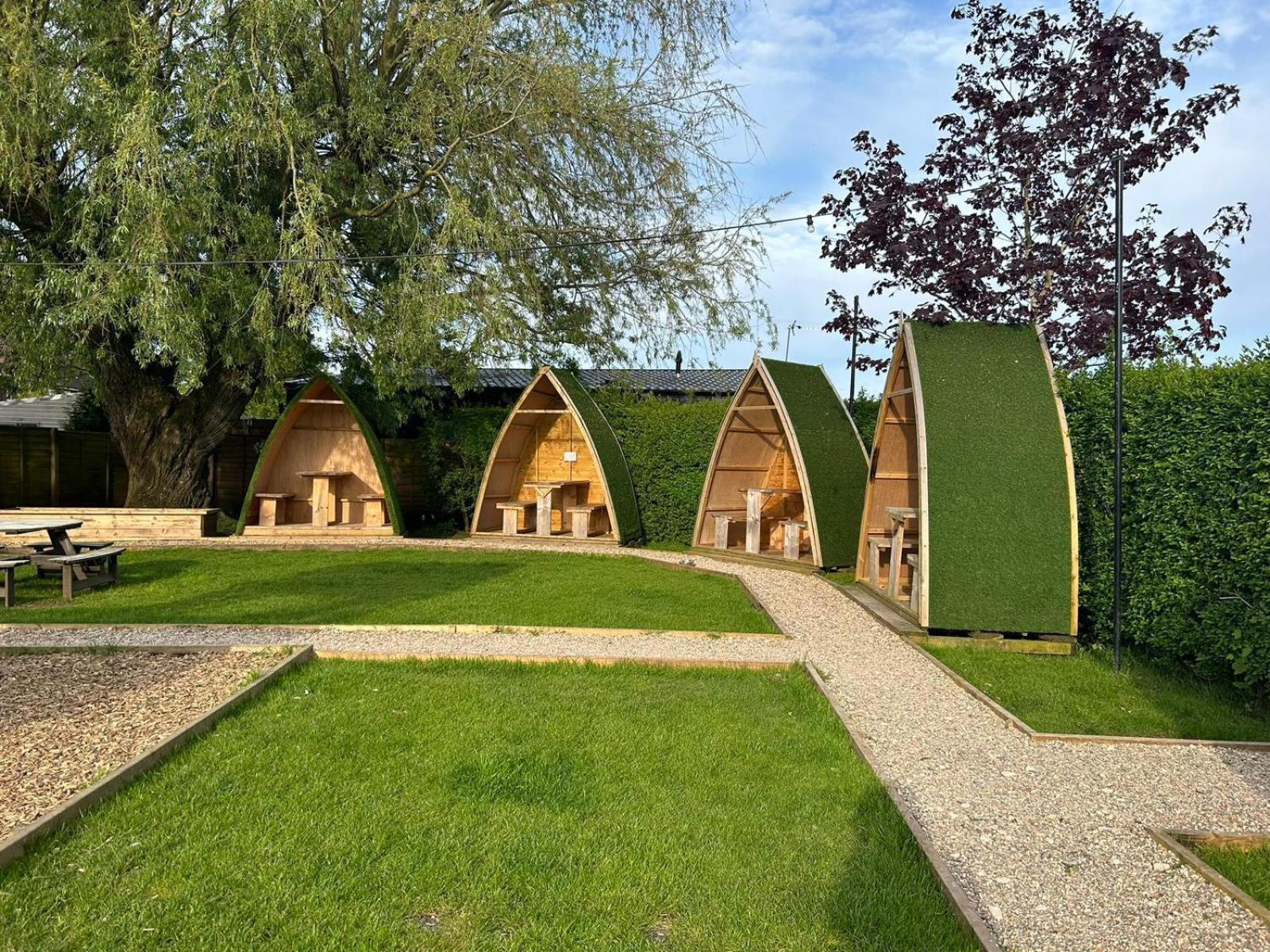 Black Bull Retreat, Barmston With Private Hot Tubs Driffield Bagian luar foto