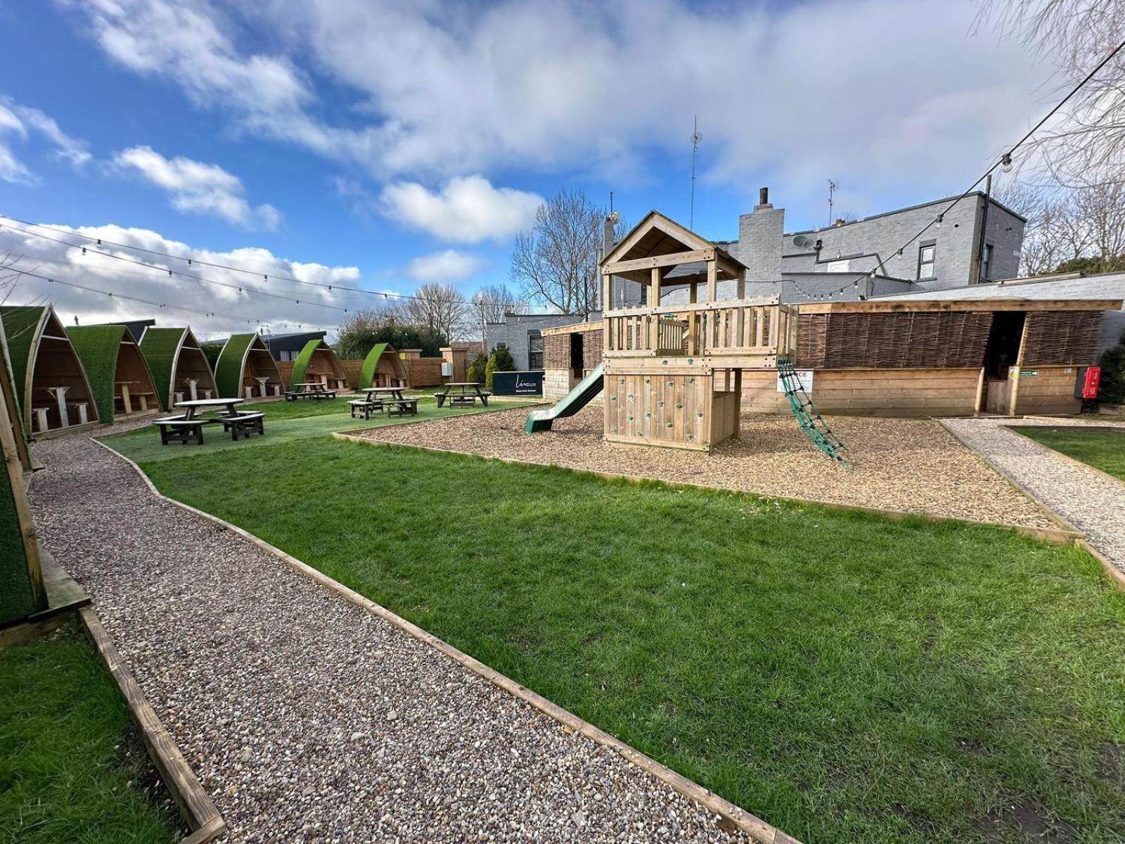 Black Bull Retreat, Barmston With Private Hot Tubs Driffield Bagian luar foto